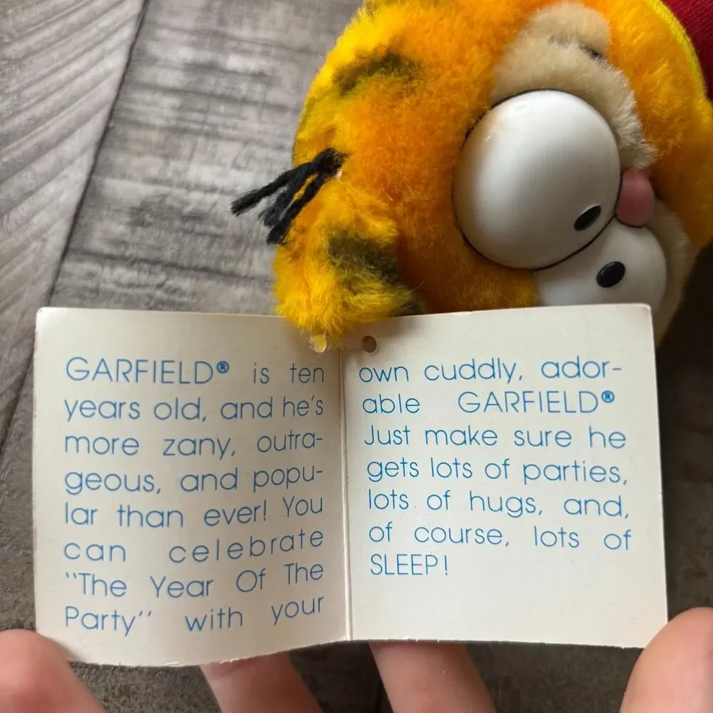 NWT Vintage Dakin Garfield 1988 Plush Stuffed Animal Born to Party Red T-SHIRT